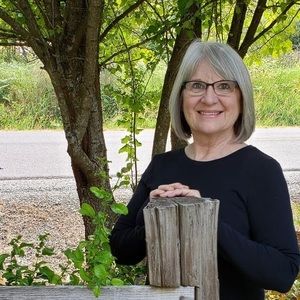 Meet your Posher, Lois